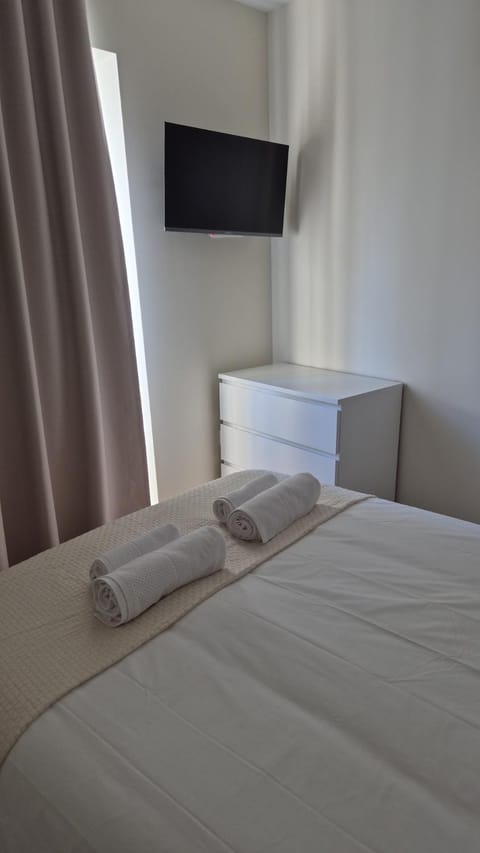 Bed, TV and multimedia, towels
