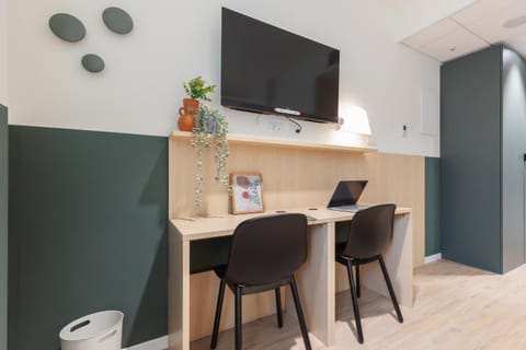 TV and multimedia, Seating area, Bedroom, wardrobe