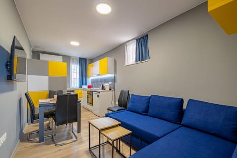 TV and multimedia, Kitchen or kitchenette, Living room, Seating area, Dining area