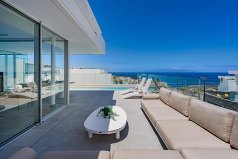 View (from property/room), Balcony/Terrace, Pool view, Sea view, sunbed