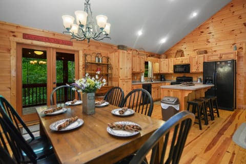 Large Cabin to Enjoy in Coosawattee River Resort Cabin in Georgia