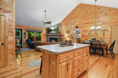 Large Cabin to Enjoy in Coosawattee River Resort Cabin in Georgia