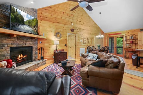 Large Cabin to Enjoy in Coosawattee River Resort Cabin in Georgia