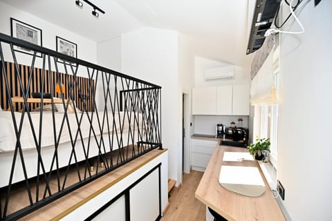 Bed, TV and multimedia, Kitchen or kitchenette, Bedroom, air conditioner