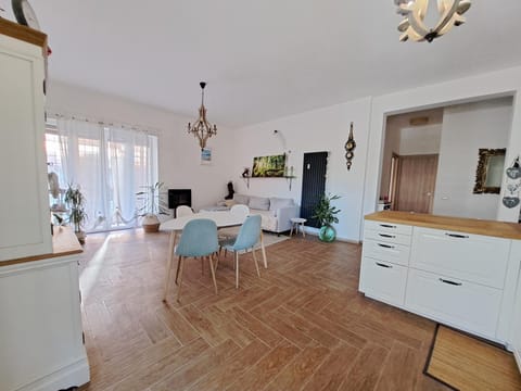 Dining area, pet friendly