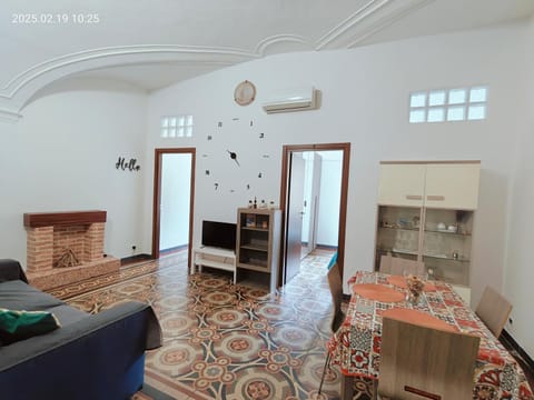 Bed, Living room, Photo of the whole room, Seating area, Dining area, Bedroom, air conditioner