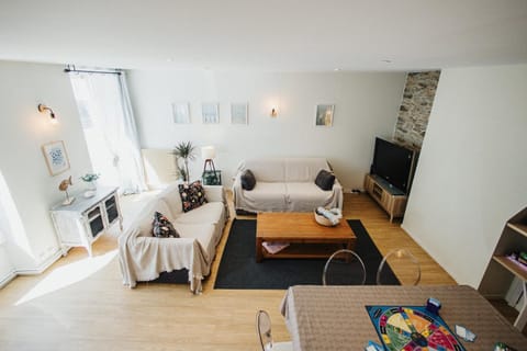 Communal lounge/ TV room, TV and multimedia, Living room, Seating area, Dining area, concierge, internet, towels