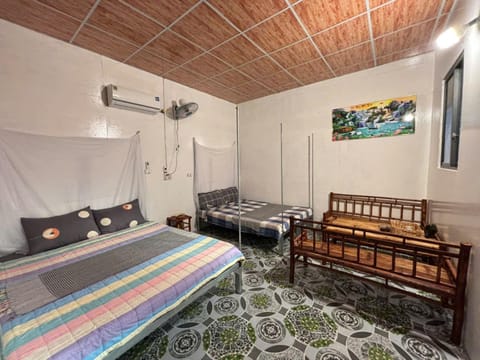 Bed, Living room, Photo of the whole room, Seating area, Bedroom