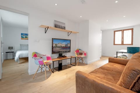 TV and multimedia, Living room, Seating area, Dining area