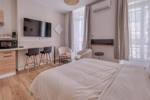 Bed, TV and multimedia, Kitchen or kitchenette, Living room, Photo of the whole room, Seating area, Dining area, Bedroom
