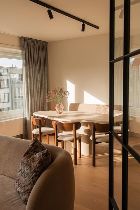 Living room, Photo of the whole room, Seating area, Dining area