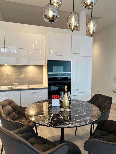 Kitchen or kitchenette, Living room, Seating area, Dining area