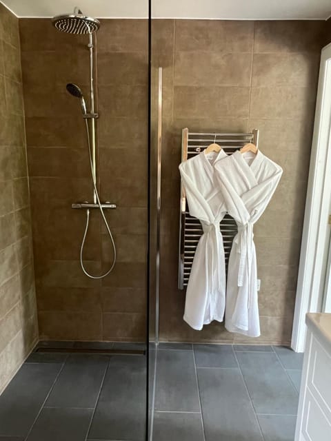 Shower, Bathroom, towels