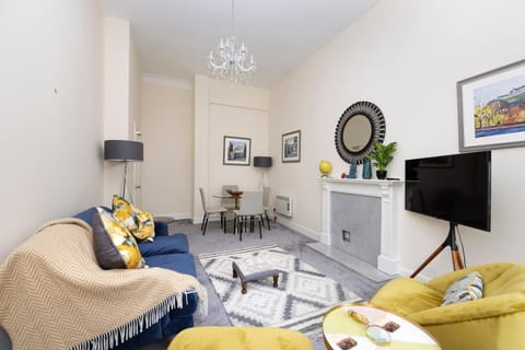 Stylish 2-Bedroom Old Town Edinburgh Apartment next to Royal Mile Apartment in Edinburgh