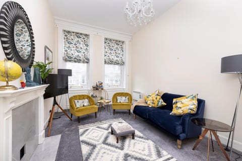 Stylish 2-Bedroom Old Town Edinburgh Apartment next to Royal Mile Apartment in Edinburgh