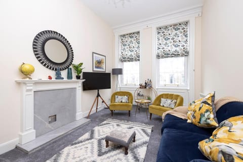 Stylish 2-Bedroom Old Town Edinburgh Apartment next to Royal Mile Apartment in Edinburgh