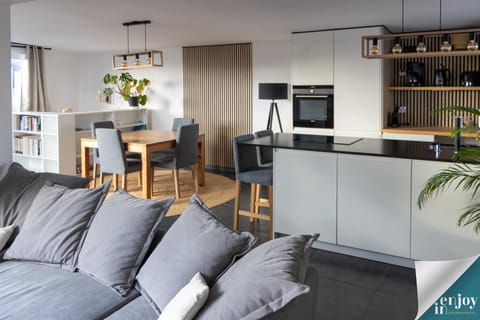 Kitchen or kitchenette, Seating area, Dining area, oven