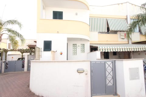 Property building, Day, View (from property/room), Balcony/Terrace