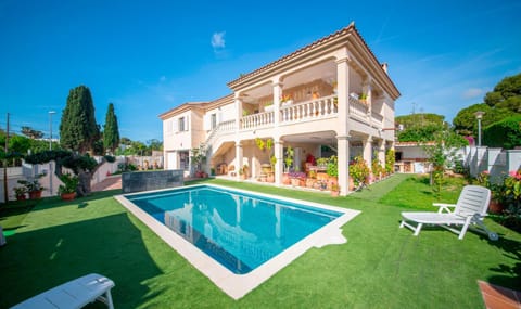 Property building, Garden, Swimming pool
