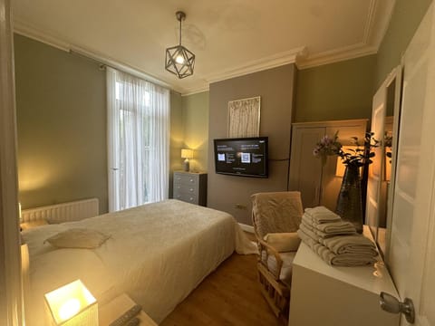 Bed, TV and multimedia, Seating area, Bedroom, towels