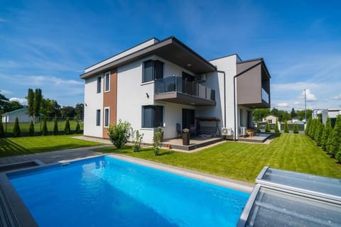 Property building, Garden, Swimming pool, Swimming pool