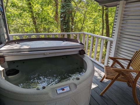 Adventure Cabin 5 - King w Private Hot Tub Cabin in Eureka Springs