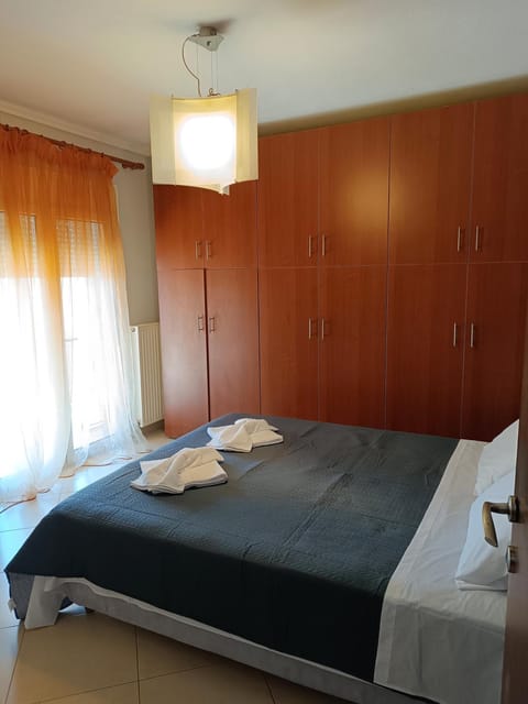 Bed, Bedroom, towels, wardrobe