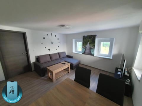 TV and multimedia, Seating area, Dining area