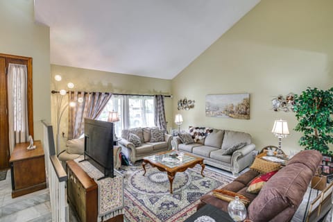 Anaheim Home with Pool, 14 Mi to Disneyland! House in Yorba Linda