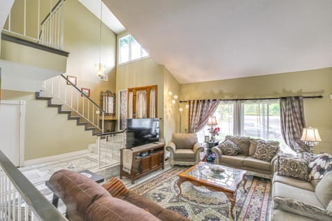 Anaheim Home with Pool, 14 Mi to Disneyland! House in Yorba Linda