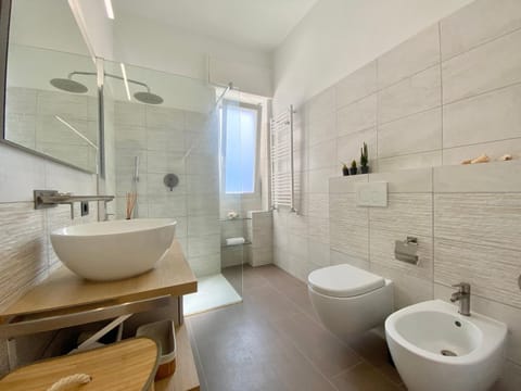 Shower, Toilet, Bathroom, bidet, towels