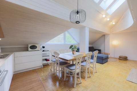 Kitchen or kitchenette, Living room, Seating area, Dining area