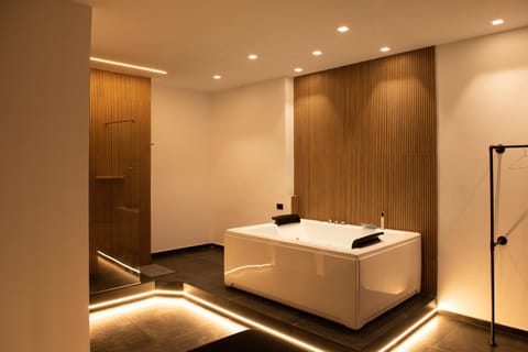 Bed, Hot Tub, Spa and wellness centre/facilities, Photo of the whole room, Bedroom