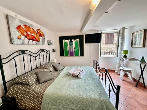 Bed, TV and multimedia, Photo of the whole room, Bedroom