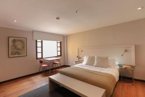 Bed, Photo of the whole room, Seating area, Dining area, Bedroom