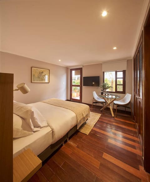 Bed, TV and multimedia, Photo of the whole room, Seating area, Dining area, Bedroom