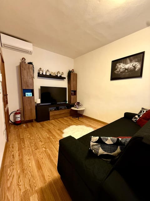 TV and multimedia, Living room, Seating area, Bedroom