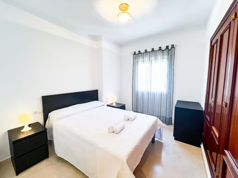 Bed, Photo of the whole room, Bedroom, internet, towels, wardrobe