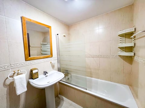 Bathroom, Bath, towels