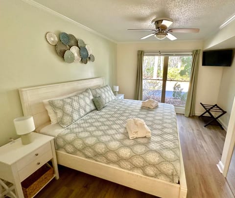 Bed, TV and multimedia, Bedroom