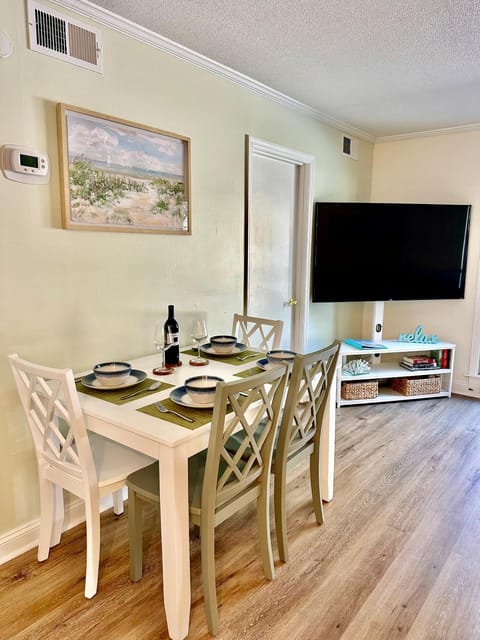 Cozy 1BD, 5 Mins Walk to the Beach, No Stairs! Apartment in South Forest Beach