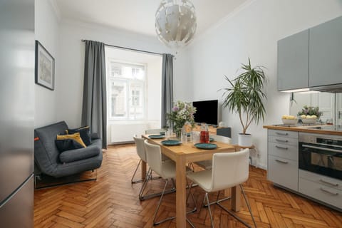 TV and multimedia, Kitchen or kitchenette, Living room, Seating area, Dining area, oven, pet friendly, stove