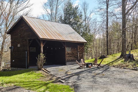 Catskills Retro Retreat- Upstate Home W Hot Tub House in Capital District, NY, USA