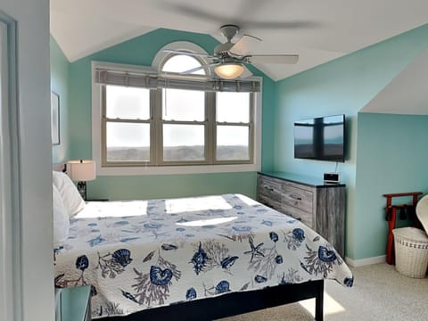 Bed, Day, TV and multimedia, View (from property/room), Bedroom, furniture