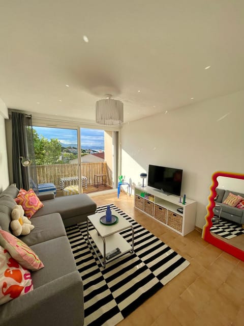 TV and multimedia, View (from property/room), Balcony/Terrace, Living room, Seating area