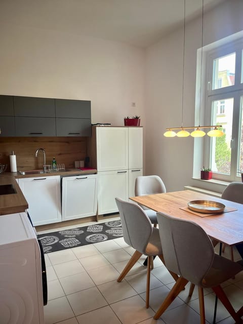 Kitchen or kitchenette, Seating area, Dining area, stove