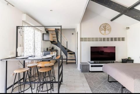 TV and multimedia, Living room, Dining area
