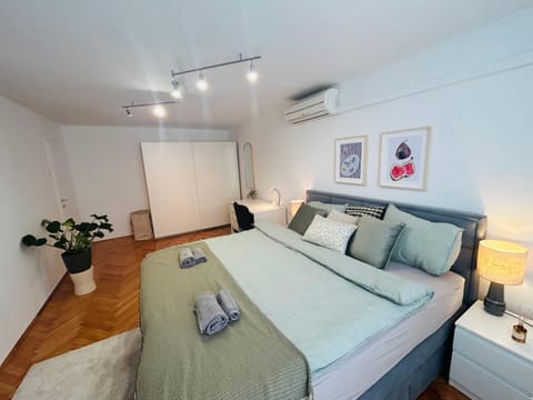 Bed, Bedroom, air conditioner