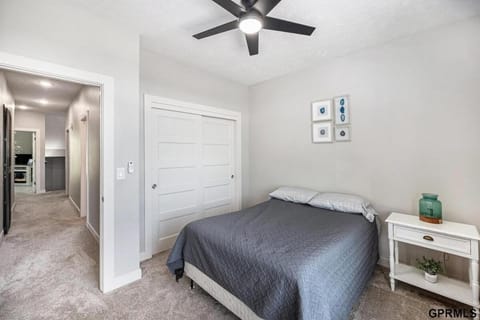 Modern 3-Story Townhome Apartment in Dundee-Happy Hollow