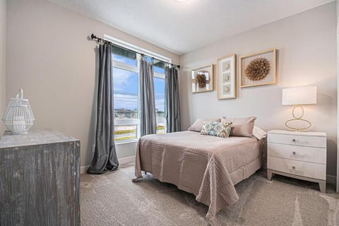 Modern 3-Story Townhome Apartment in Dundee-Happy Hollow